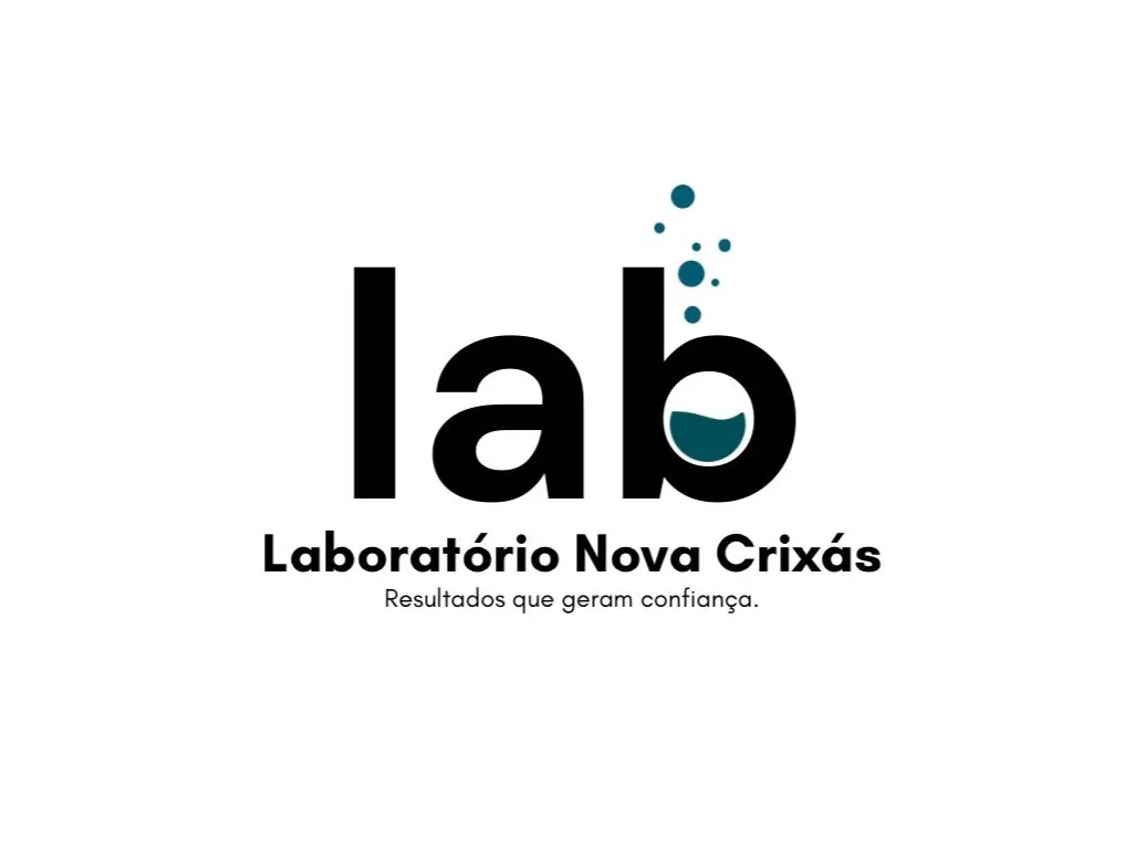 Profissional de saúde segurando tubos de ensaio